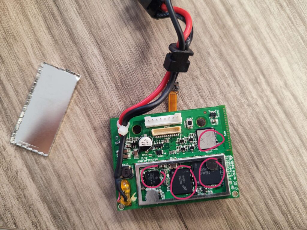 Carte mère sans blindage : puces RAM, NAND Flash, gestion d'alimentation et module wifi entourées