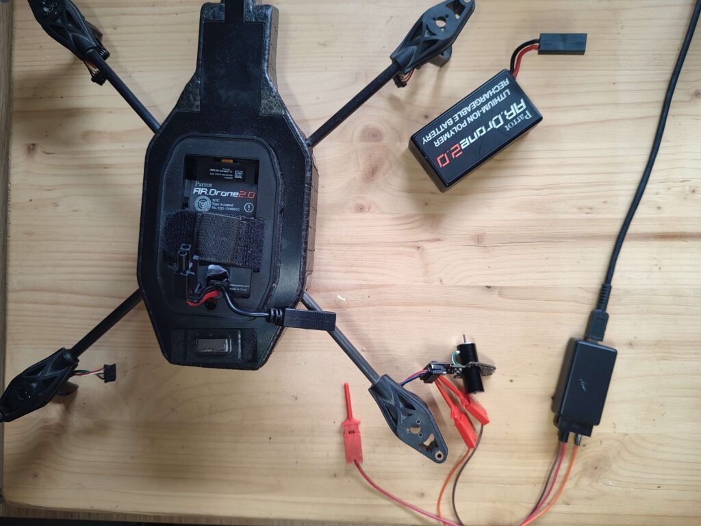 Montage de mesure : sonde logique branchée sur le connecteur d'une motorboard du drone alimenté