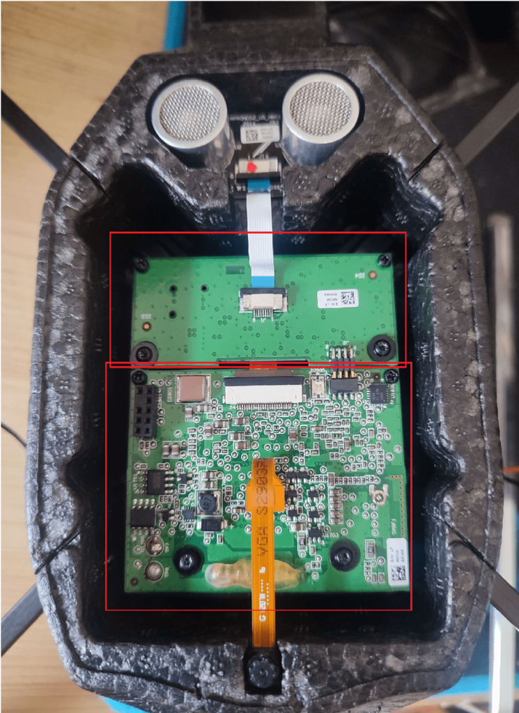 Intérieur du drone : la carte mère et la navboard encadrées en rouge sous les capteurs à ultrasons