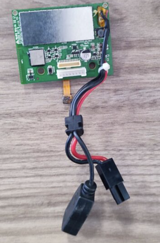 Carte mère du drone extraite avec son câble d'alimentation batterie et son connecteur USB
