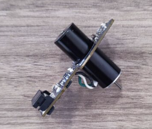 Motorboard extraite : moteur brushless monté sur sa carte contrôleur avec son connecteur