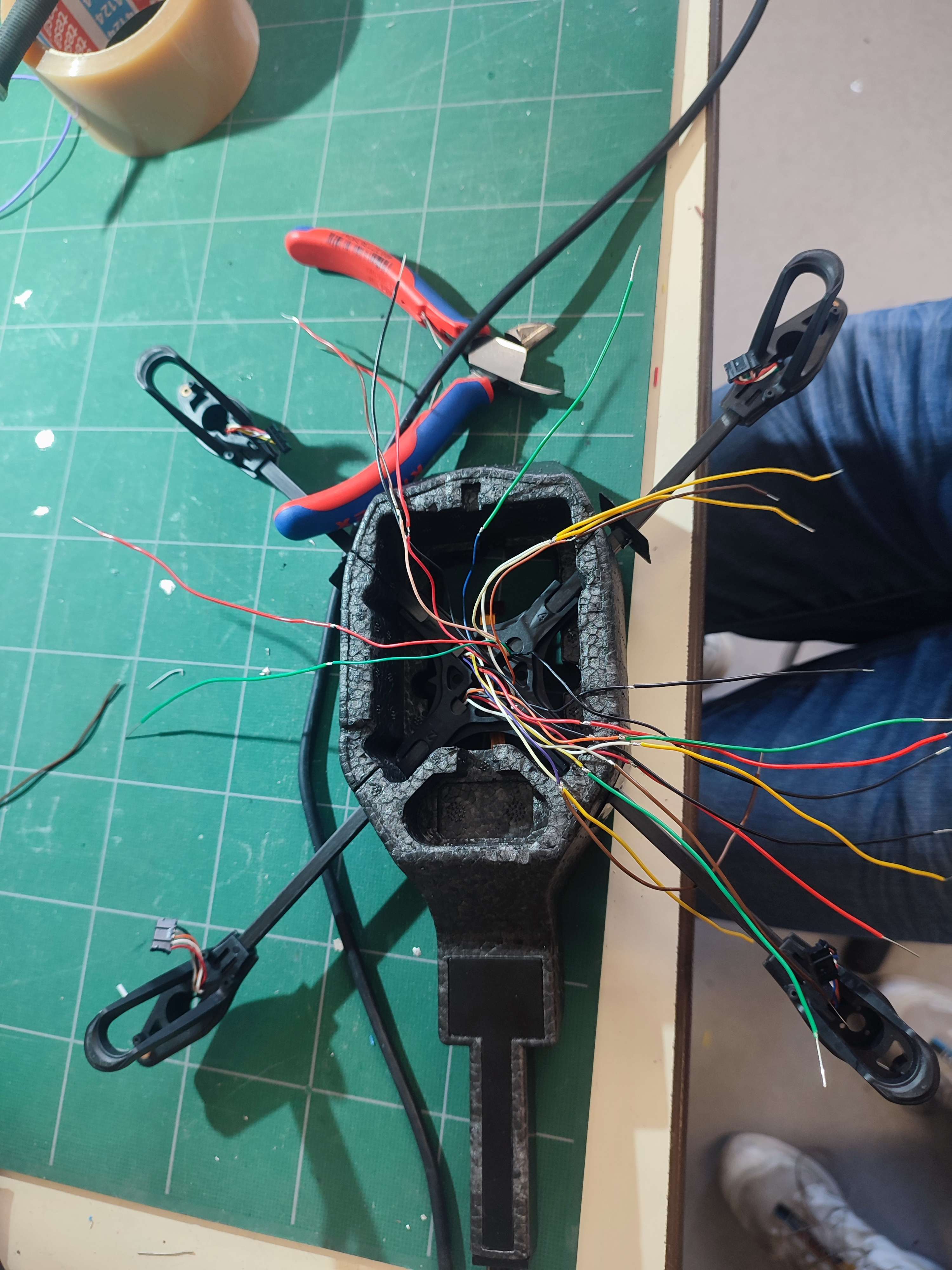 Châssis du drone Parrot ouvert : câbles ressoudés sur le connecteur des motorboards, prêts à rejoindre les breadboards