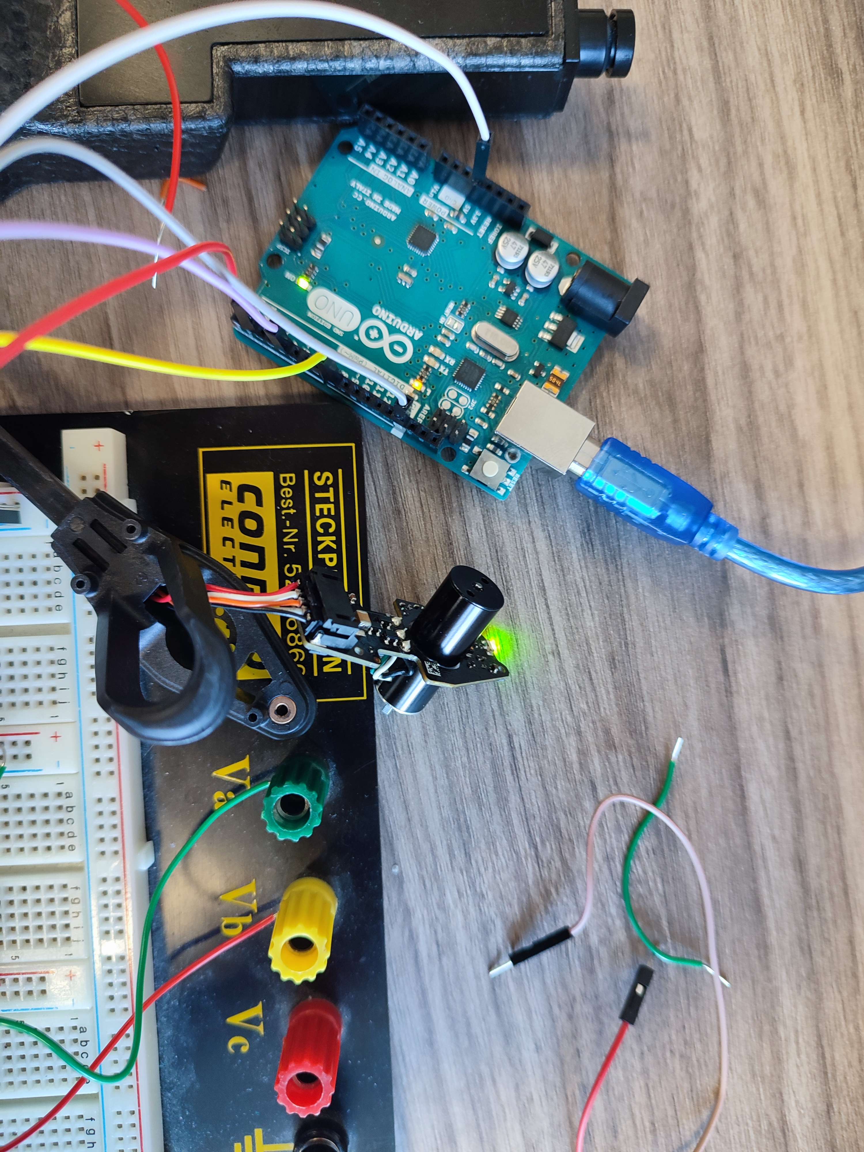 Arduino UNO pilotant une motorboard dont la LED s'allume en vert, preuve que les commandes sont acceptées