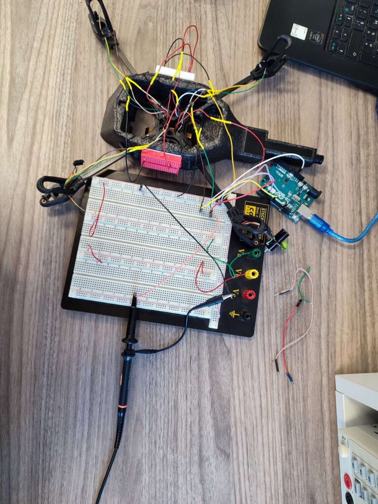 Banc de test : châssis du drone, grande breadboard, Arduino UNO et sonde reliés à une motorboard