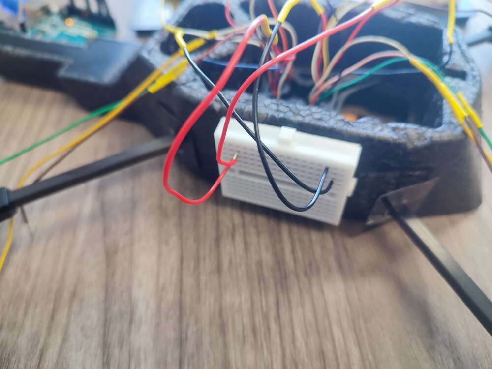 Breadboard fixée sur le flanc du châssis du drone pour y brancher les câbles des motorboards et des capteurs