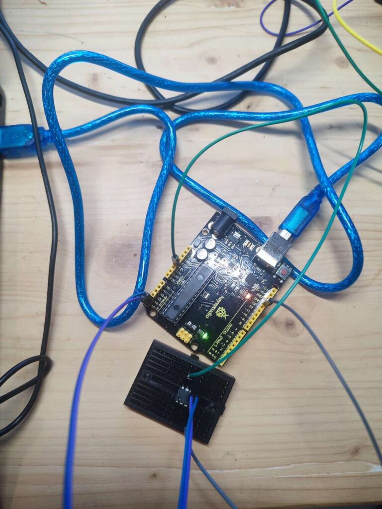 Arduino relié à une mini breadboard portant l'EEPROM externe 24LC256 pour y stocker le firmware