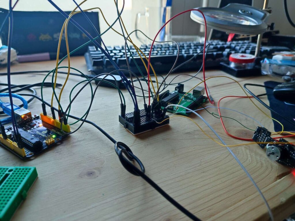 Montage de flashage : Arduino, breadboard avec l'EEPROM et motorboard câblés sur le bureau