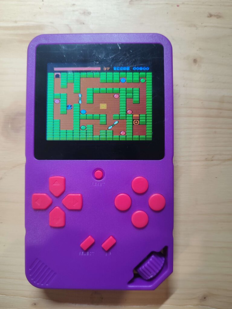 Console rétro allumée : un jeu de labyrinthe 8 bits s'affiche sur l'écran TFT de 2,8 pouces