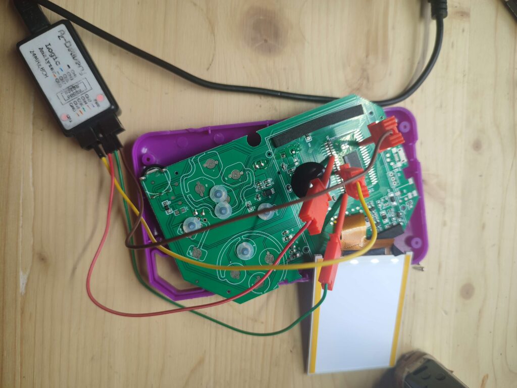 Analyseur logique branché par des pinces sur les lignes de données et d'adresses du module mémoire de la console