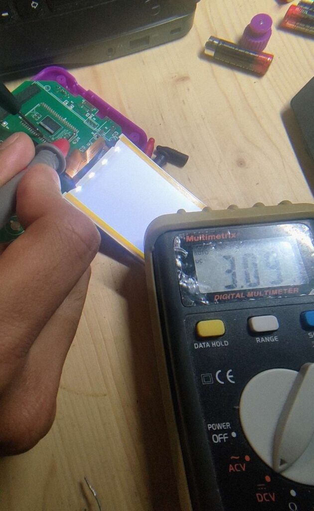 Multimètre : mesure d'environ 3,09 V entre Vin et GND du module mémoire de la console